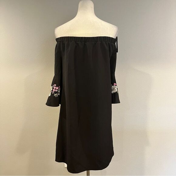 Elegant Black Off-Shoulder Dress with Floral Embroidery - Picture 6 of 13